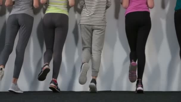 Grupp flickor tränas glutes — Stockvideo