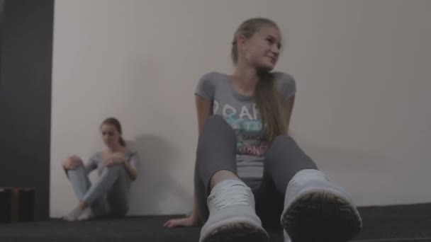 Девочка отдыхает на тренировке — стоковое видео