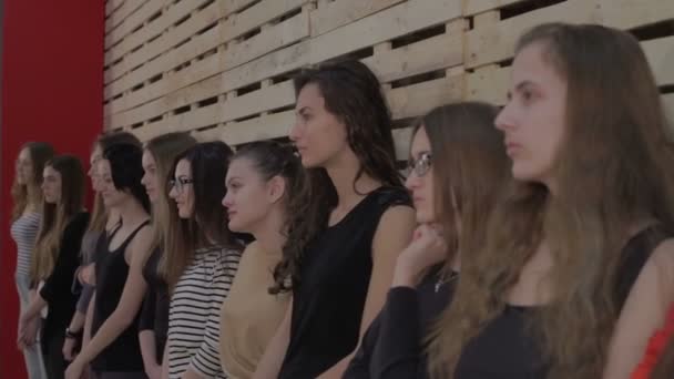 Mladé dívky, které jsou seřazené v řadě pro výběr obsazení — Stock video