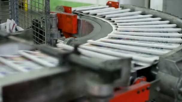 Il trasportatore con le riviste. Fabbrica di stampa. Un flusso di produzione di riviste . — Video Stock