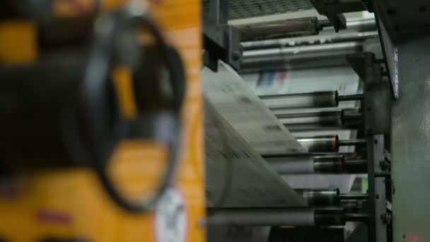 Machine voor papier rollen — Stockvideo