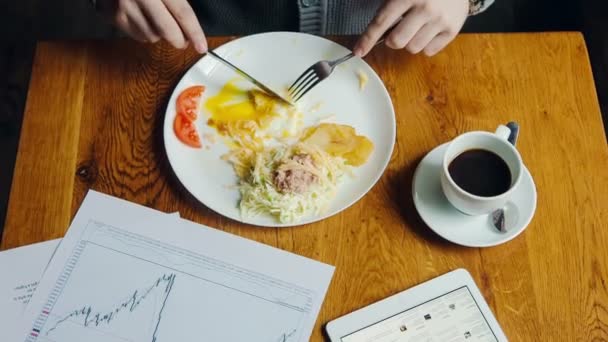 Trabalhador empresário no café da manhã — Vídeo de Stock