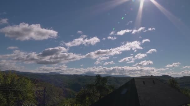 Белые облака под зелеными холмами — стоковое видео
