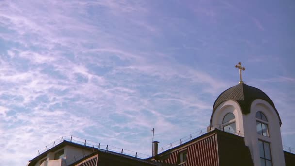 Nuvens brancas sob o edifício da igreja — Vídeo de Stock