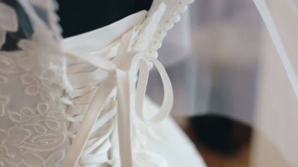 Vit brudklänning — Stockvideo