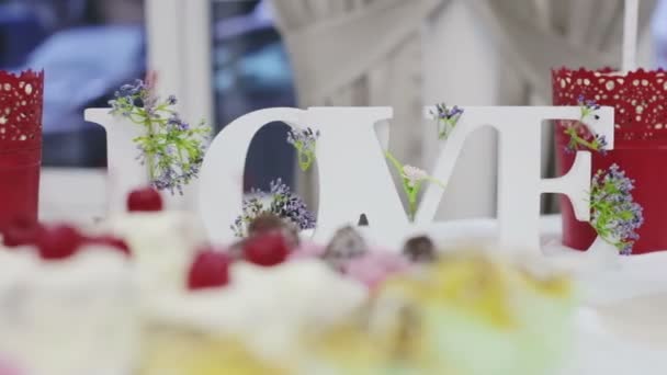 Hermosa decoración de mesa de boda — Vídeo de stock