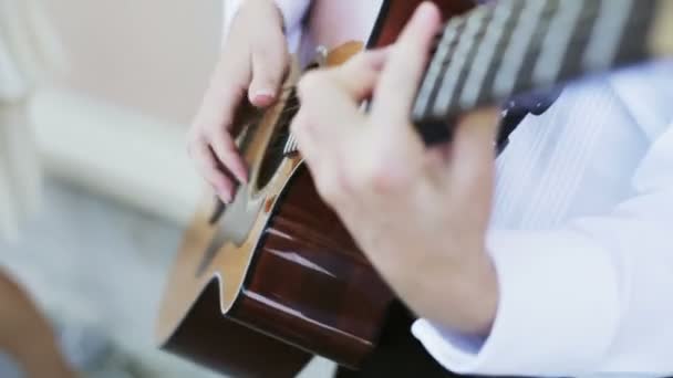 Man spelar gitarr — Stockvideo