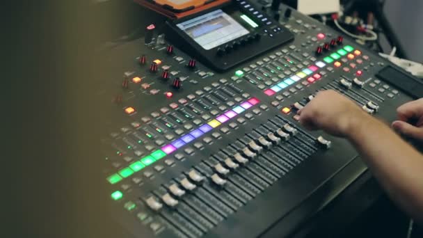 Mannenhand op professionele audio mixer — Stockvideo