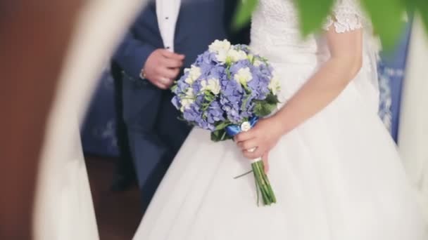 Sposa tenuta bouquet da sposa — Video Stock