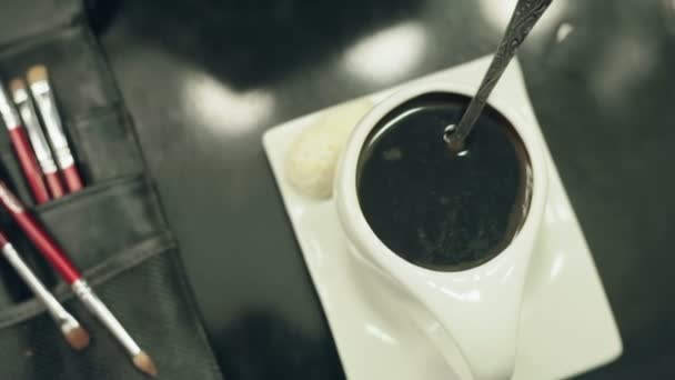 Горячий черный кофе на столе — стоковое видео