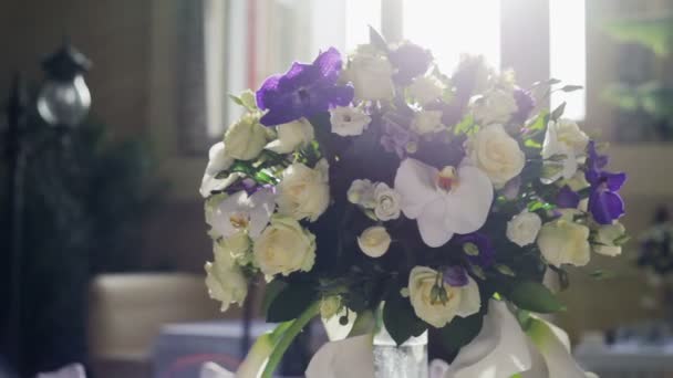 Bouquet da sposa sul tavolo — Video Stock