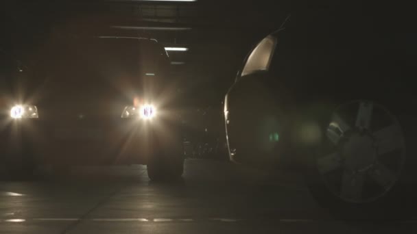 Voitures se déplaçant dans le parking souterrain — Video