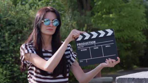 Girl holding clapper board — Stock Video