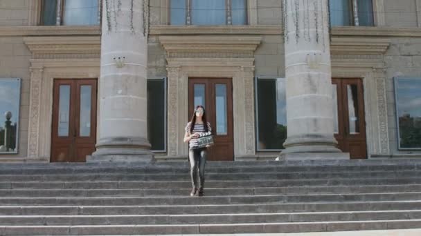 Girl with clapboard Stairs hlopaye theater and clapboard in front of camera — Stock Video