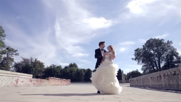 Bailando joven pareja de boda — Vídeos de Stock