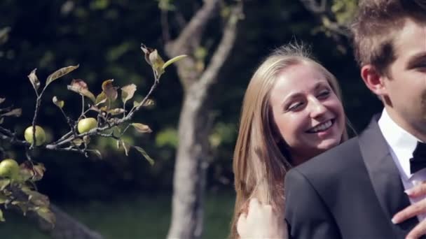 Novia coqueteando en el jardín de verano — Vídeos de Stock