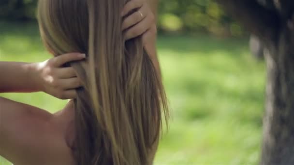 Ela dissolve o cabelo e sorrindo — Vídeo de Stock