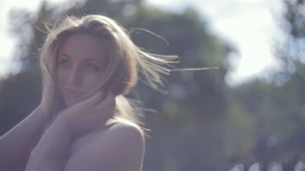 Ветер надувает волосы счастливая девушка в поле — стоковое видео