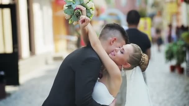 Belle mariée heureuse et beau marié sensuel au pont romantique en france gros plan . — Video