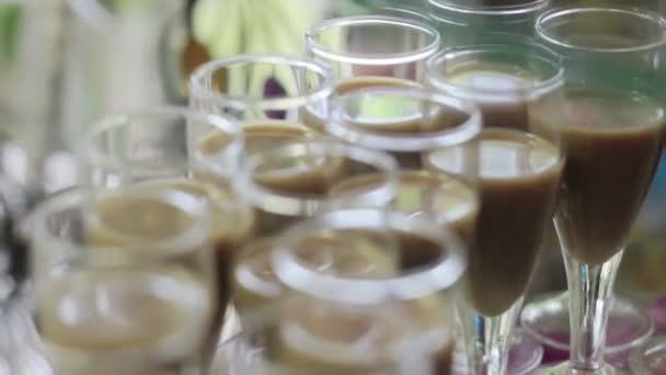 Bela linha de coquetéis de licor em uma mesa de festa ao ar livre em evento ao ar livre — Vídeo de Stock