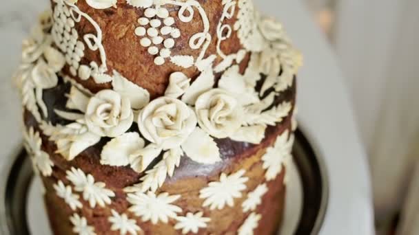 Ślubne kolorowe ciasto z białe łabędzie — Wideo stockowe