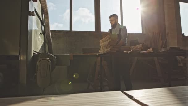 Trabajador de carpintero industrial que opera la máquina de lijado de madera durante la fabricación de madera - Grabación de vídeo RAW . — Vídeo de stock