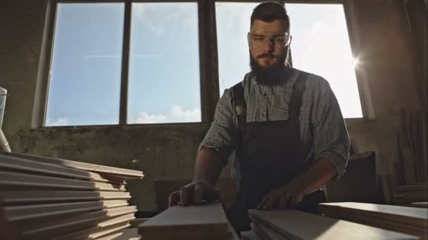 Procédé de fabrication de menuiserie avec du bois massif au centre d'usinage pendant la fabrication. Enregistrement vidéo RAW . — Video