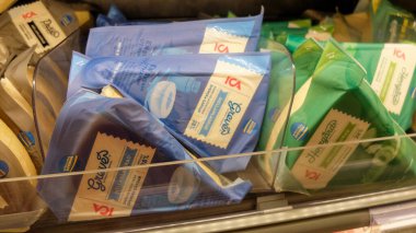 Marketteki buzdolabında büyük çeşit İsveç peyniri var.