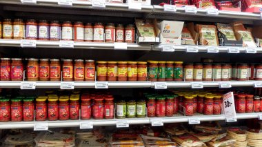 Çok çeşitli salsa sosu, taco sosu, Meksika yemek sosu ve tortilla cipsi.