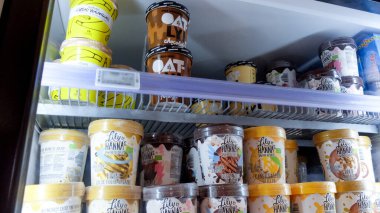 Bir marketin buzdolabında çeşitli vejetaryen ve laktozsuz dondurmalar.