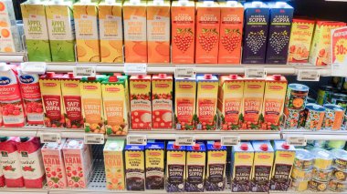 İsveç marketinde büyük bir meyve çorbası seçimi.