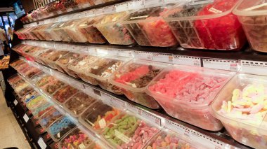 İsveç 'te bir markette şekerleme ve şekerleme. Godis.