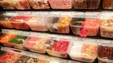 İsveç 'te bir markette şekerleme ve şekerleme. Godis.