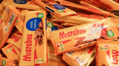 Bir marketin rafında farklı çeşitte İsveç çikolatası.