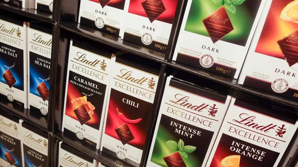 Szeroka Gama Czekoladek Lindt Lindt Sprngli Jest Szwajcarskim Producentem Czekolady — Zdjęcie stockowe