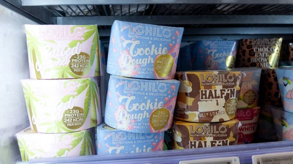 杂货店冰箱架上的健康高蛋白冰淇淋 — 图库照片