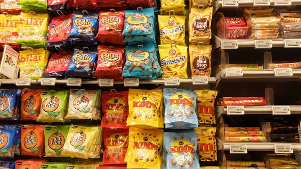 Diferente Variedade Chocolates Suecos Bares Uma Prateleira Mercearia — Fotografia de Stock