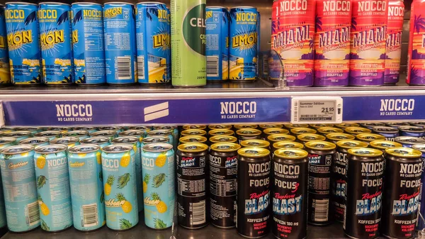 Grande Variedade Bebidas Energéticas Enlatadas Frigorífico Uma Mercearia Sueca — Fotografia de Stock