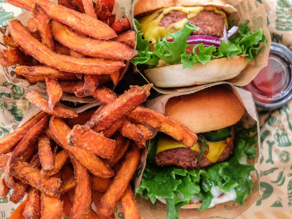 Läckra Veganska Hamburgare Serveras Med Sötpotatis Pommes Frites — Stockfoto