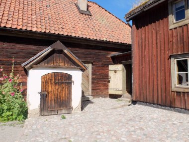 Skansen açık hava müzesi. Skansen, Stockholm 'deki Djurgrden adasında yer alan bir etnolojik açık hava müzesi ve zooloji parkı. 1891 'de Artur Hazelius tarafından İsveç' teki yaşam tarzını göstermek amacıyla kurulmuştur.