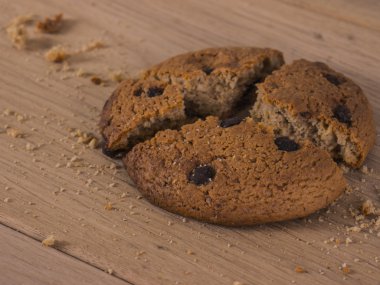 Kırık çikolatalı kurabiye