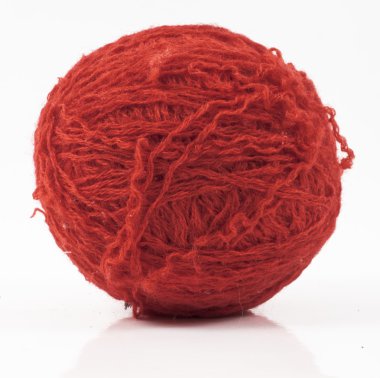 Kırmızı yün topu