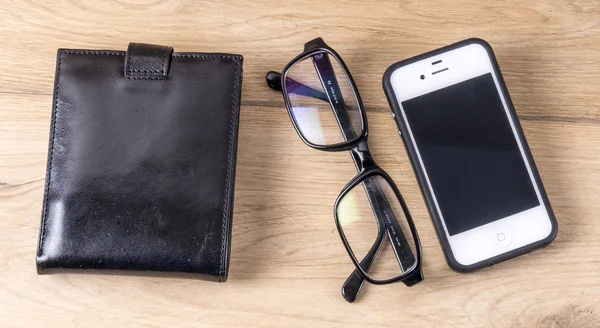 Teléfono de la cartera y gafas — Foto de Stock