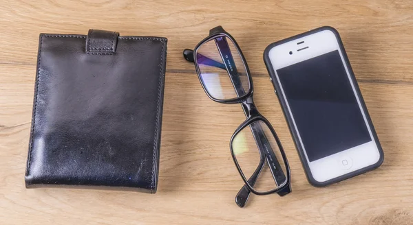 Teléfono de la cartera y gafas — Foto de Stock