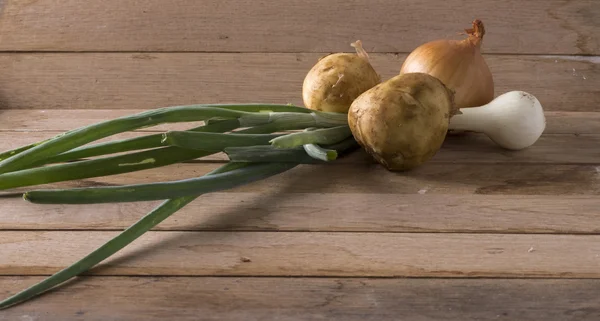 Cebollas y patatas nuevas — Foto de Stock