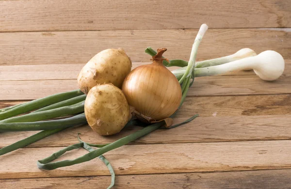 Cebollas y patatas nuevas — Foto de Stock