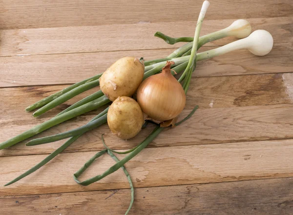 Cebollas y patatas nuevas — Foto de Stock