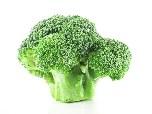 Zielone brokuły na białym tle — Zdjęcie stockowe
