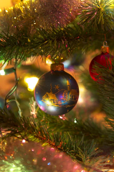 Hermosas bolas de vidrio hechas a mano en el árbol de Navidad — Foto de Stock