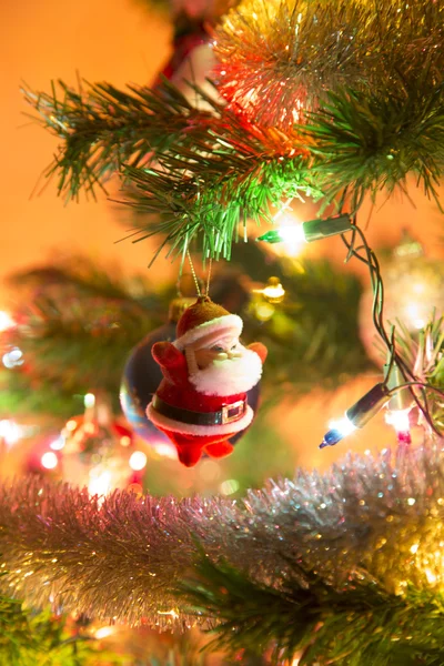 Mooie handgemaakte Glazen bollen op kerstboom — Stockfoto